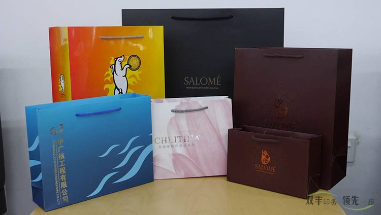	手提袋印刷作為企業(yè)宣傳，品牌擴(kuò)大影響力的一個(gè)重要媒介，每個(gè)企業(yè)的營(yíng)銷部都非常熟悉，一年要都要制作很多批次，每次活動(dòng)，促銷都要制作，在南陽，哪家手提袋印刷專業(yè)呢？